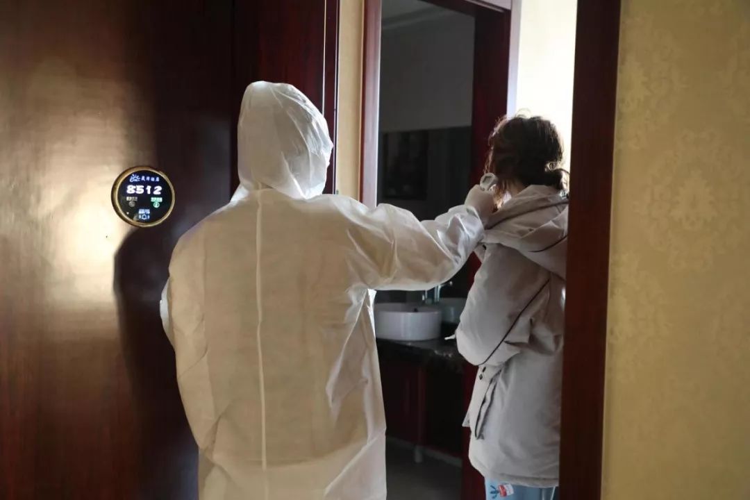 同为医生的女儿贺嫔也主动跟随父亲一同奋战在抗击非典的一线