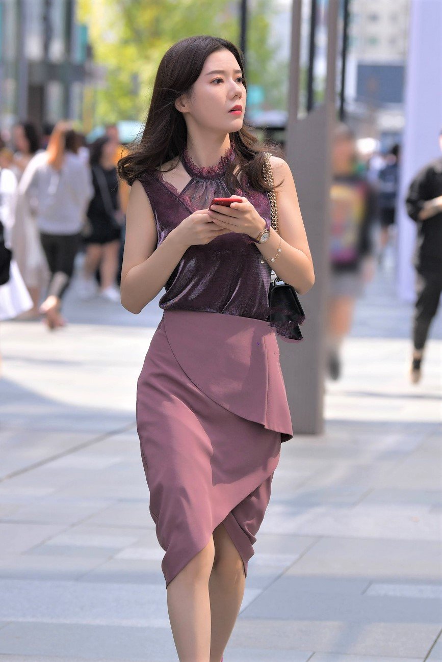 原创美女街拍时尚穿搭,灰色t恤搭配牛仔喇叭裤,端庄淑女气质绝佳