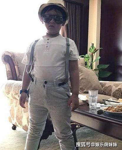 邹市明儿子近照大儿子高大壮实卷发变直发小儿子可爱却是美籍