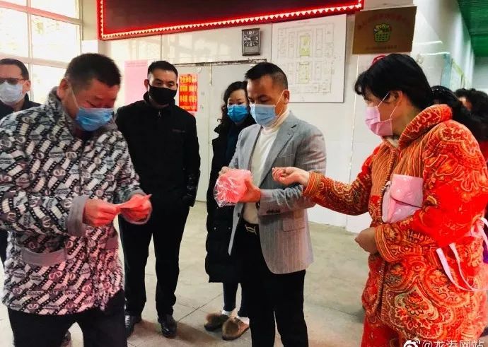 21万个口罩免费送龙港街头这一幕幕暖心