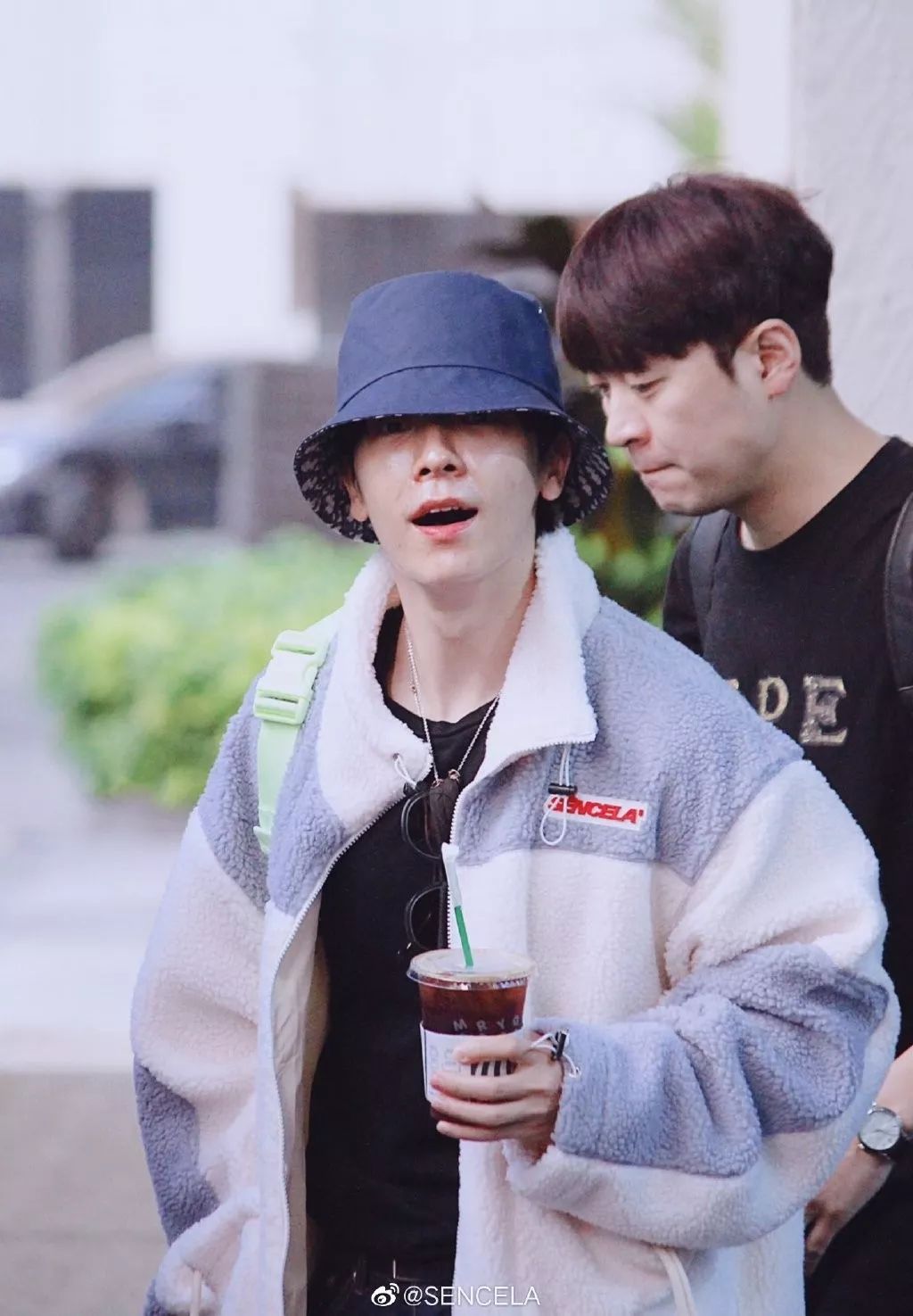 价格:299上身国潮:sence la 羊羔绒外套(歌手,演员)李东海价格:330