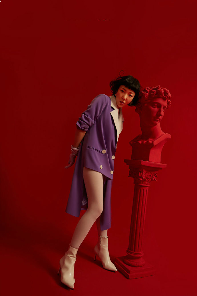 原创吴莫愁再现奇葩造型穿的抹胸像裙子头发也被tony烫成鸡窝