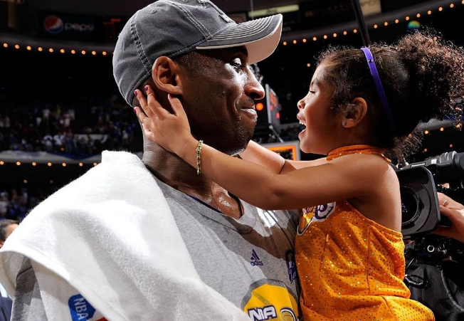 球衣退役科比二女儿2号校队球衣退役曾被誉为飞侠接班人