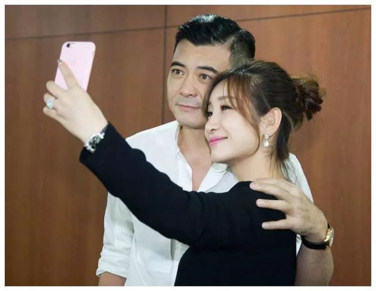 她被称为"最丑"影后,36岁嫁大7岁二婚男演员,今41岁生活幸福