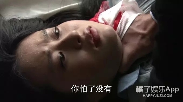 掐脖子提起掐死图片