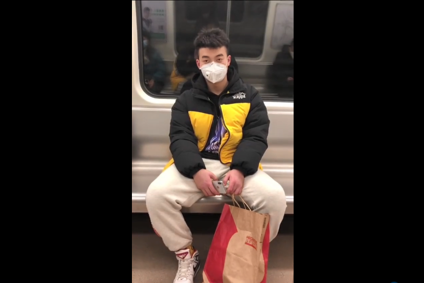 地铁上遇到的口罩小哥哥,被帅到了!