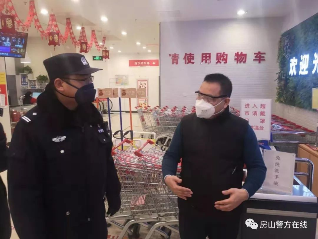 琉璃河派出所民警检查过往车辆都是平安的护身符他们散落在每一个角落