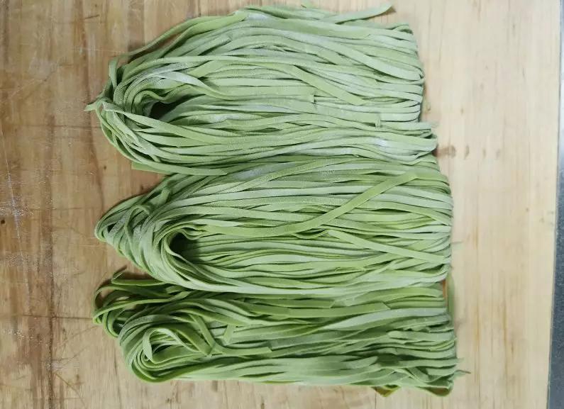 这道手工擀的菠菜面面条翠绿如玉食材也便宜很适合在家做