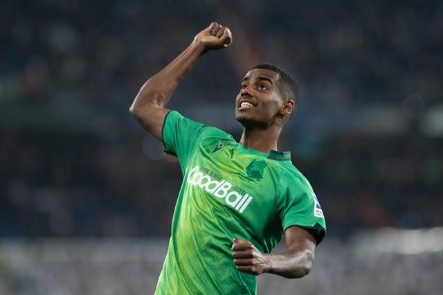 gif:伊萨克抽射凌空破门,皇家社会再下一城