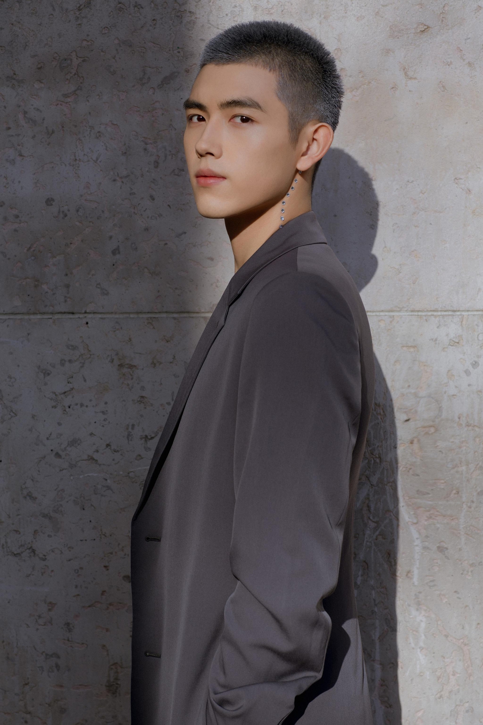 陈飞宇助阵巴黎高订秀蓝灰色寸头时髦有态度