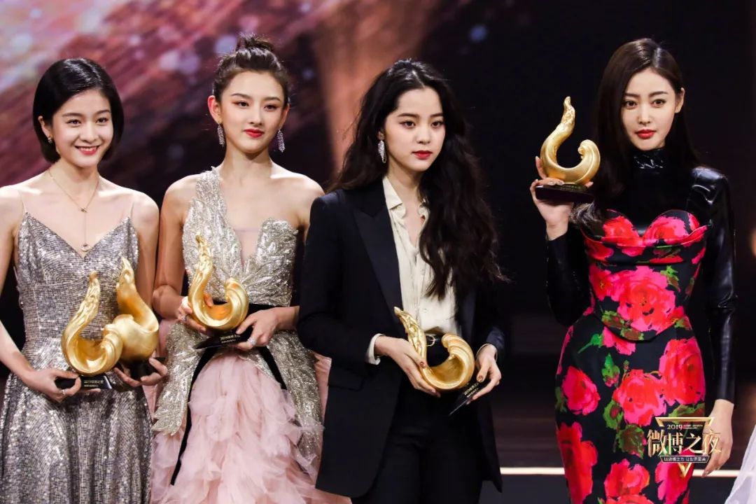 杨幂ab刘亦菲微博之夜明星红毯各种珠宝比美相当拼