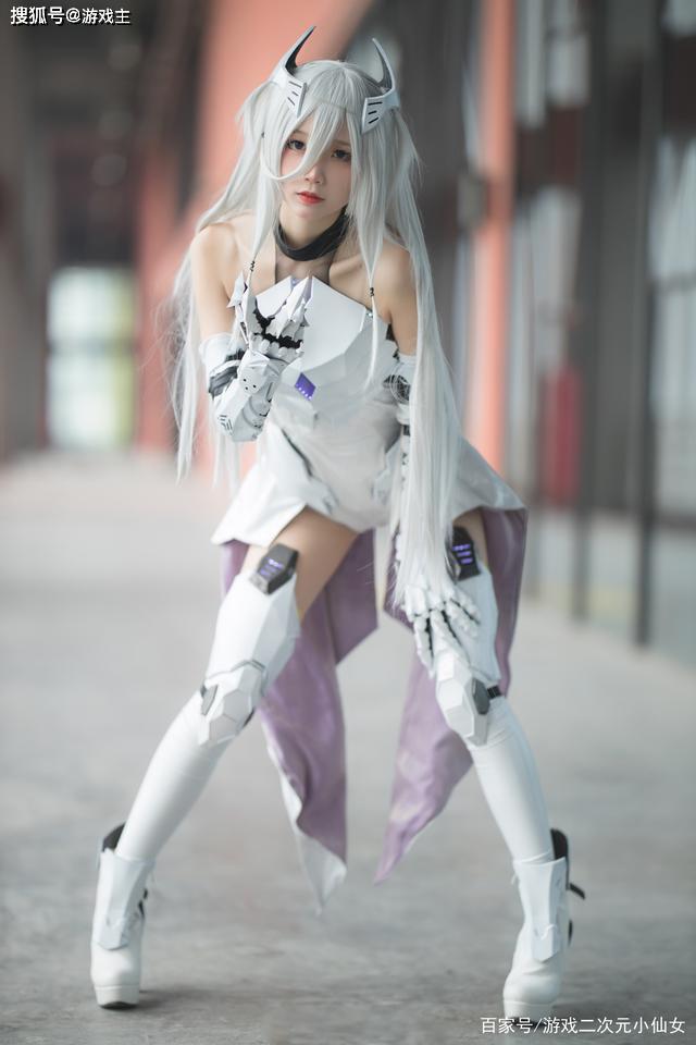 二次元小姐姐cos作品身穿白色的神代机械人形铠甲服