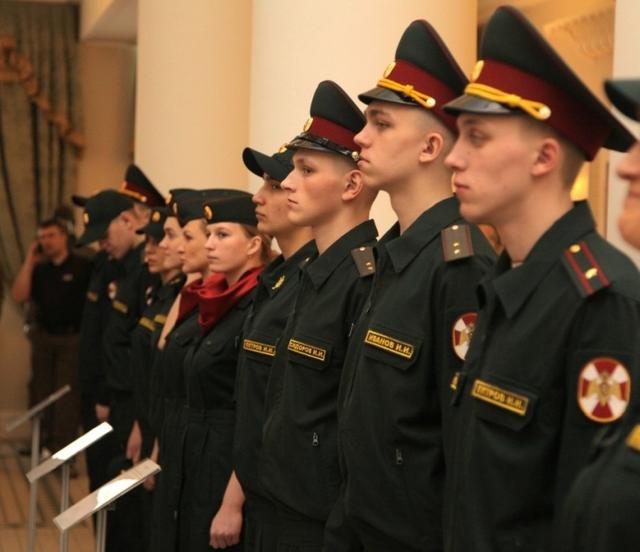 俄罗斯国民近卫军换发新军装,高级将领配卷毛帽,女兵配红丝巾