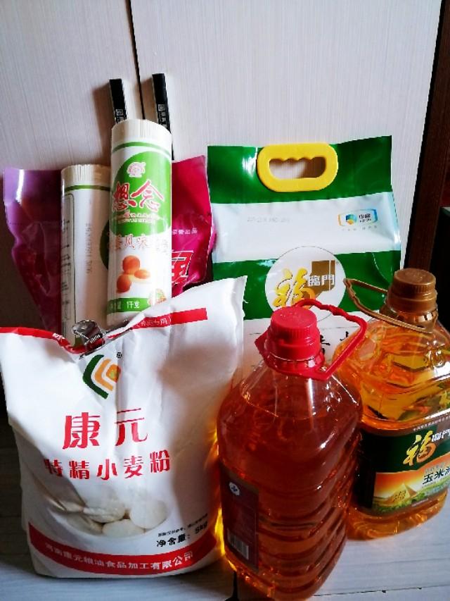 米,面,油都是不可缺的,二袋米,一袋面粉,二桶油,目测这些粮食够吃上