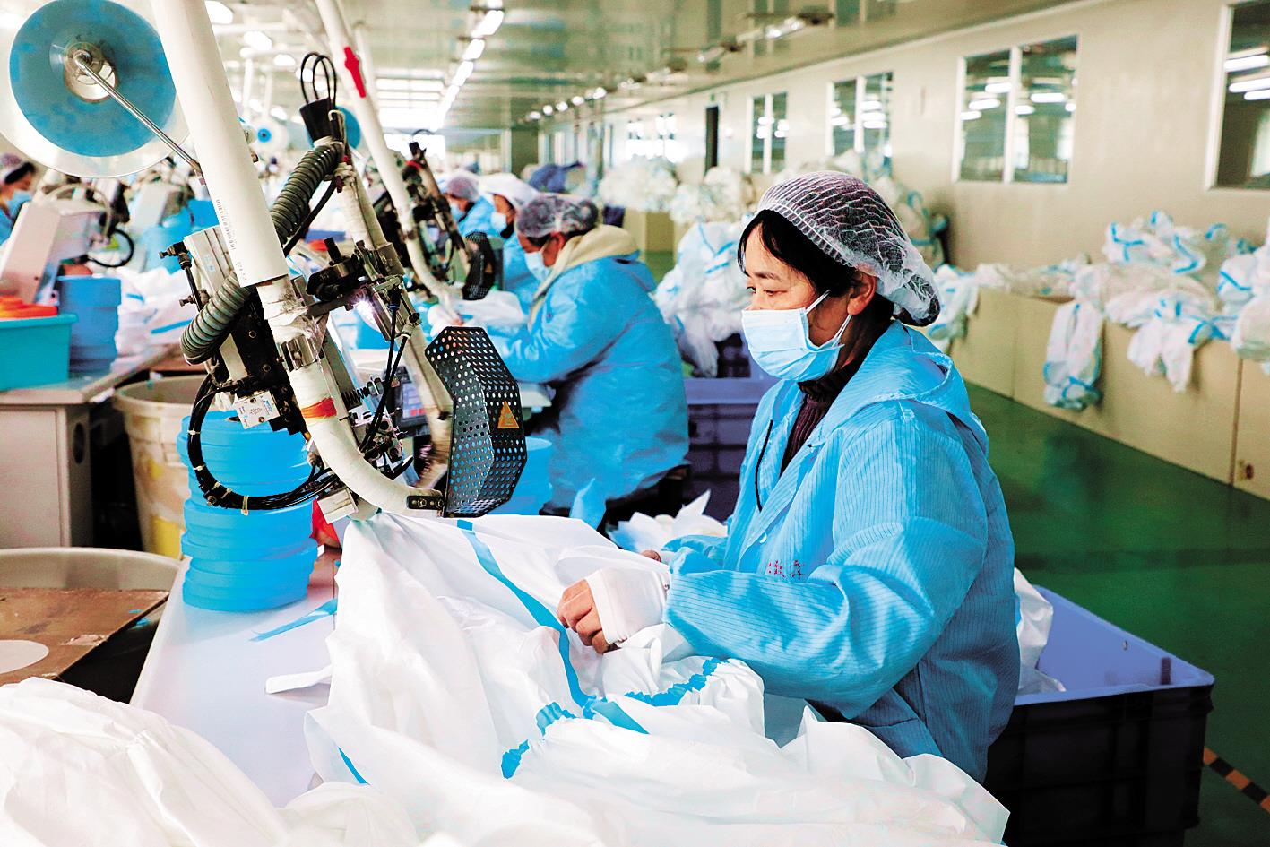 为抗击疫情,该公司新引进20台贴条防护服生产设备,120名工人全部提前