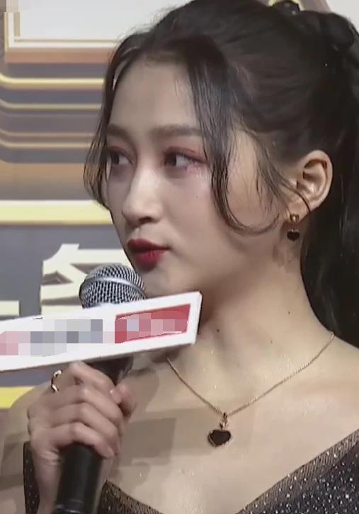 关晓彤的状态还是挺好的,明星的很多照片都是精修照,很难看到他们生图