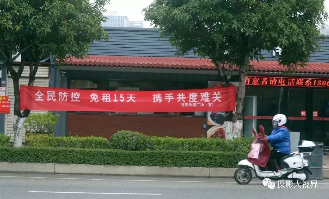 一条条抗击疫情的红色标语醒目地悬挂着连日来,在泉州的街头和居民