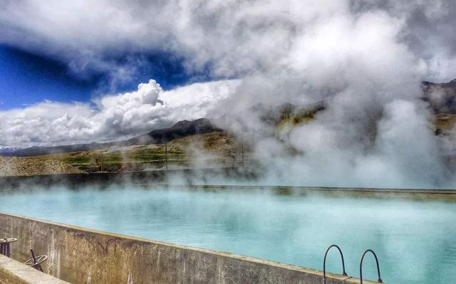 它的名字叫德仲温泉,名字的来源就是它所在的地名德仲村.