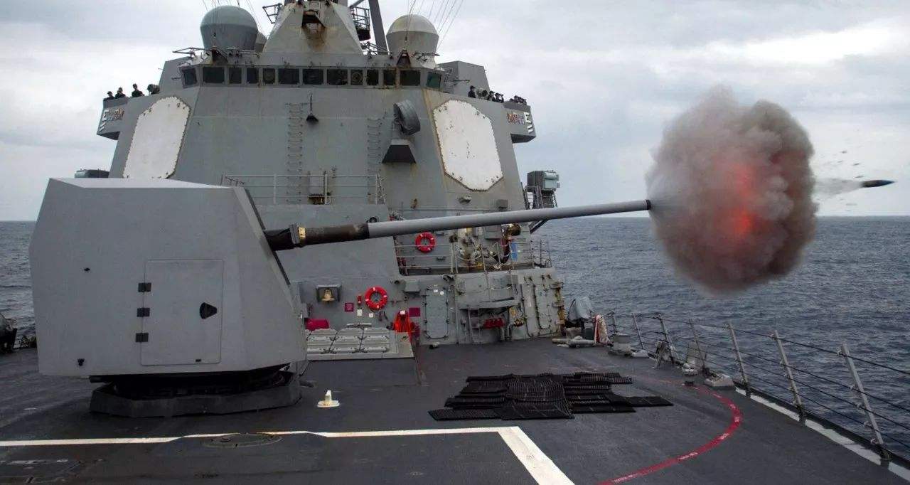 浅谈现代舰炮分担舰载武器系统压力让导弹专注对付高价值目标
