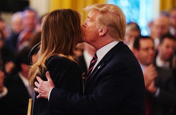 原创啥情况特朗普想和梅拉尼娅来一个胜利之吻她却别过了脸