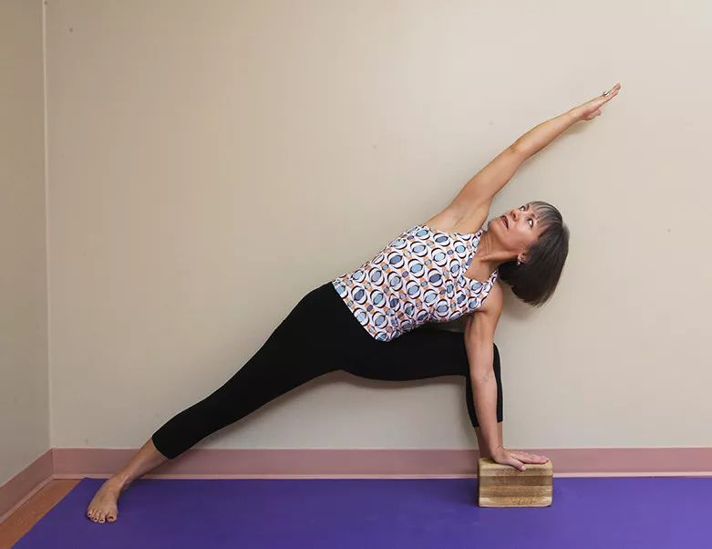 9个瑜伽动作每天靠墙练,预防感冒,提高免疫力!_双手