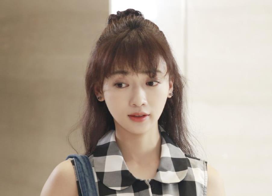 所以她在剧中扮演傻白甜女主,本以为会有违和感,却万万没想到的是