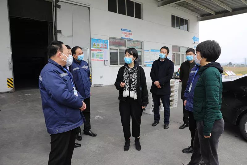 新津县委书记调研企业疫情防控工作鼓励企业化危为机服务社会