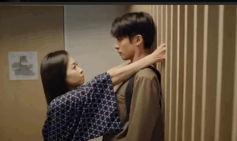 一次是贺繁星在花店,元宋戴着帽子背着包去花店找