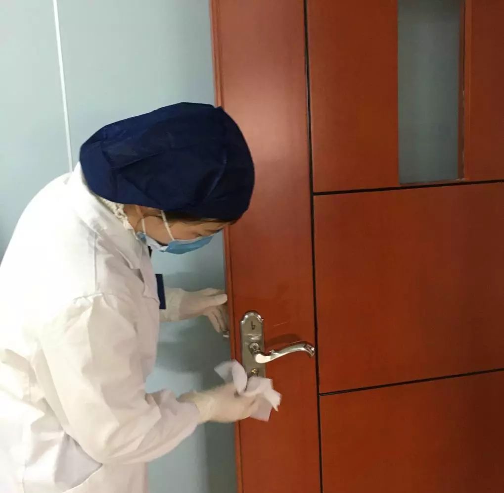 病房内外勤人员和护理员正用护士配置的不同比例的含氯消毒液按照要求