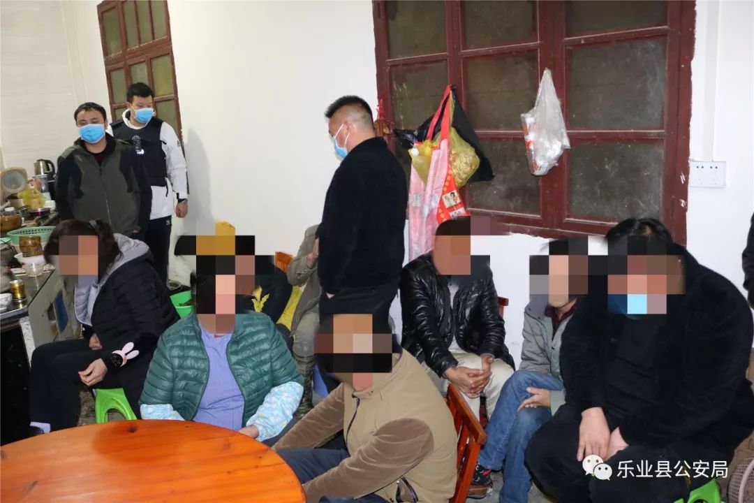 抗击疫情乐业警方聚众赌博零容忍当场抓获51人