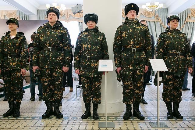 原创俄罗斯国民近卫军换发新军装高级将领配卷毛帽女兵配红丝巾