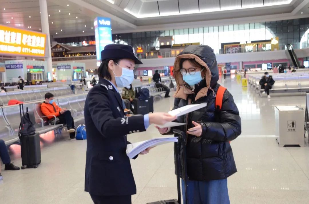 南宁95后警花手绘漫画提醒旅客加强防疫