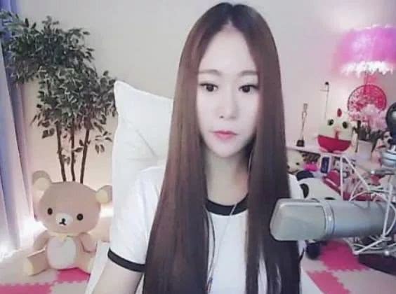 阿哲前女友点赞:牛z大!七羽撕苏姗姗:cnm活不起几个b人!_棒子