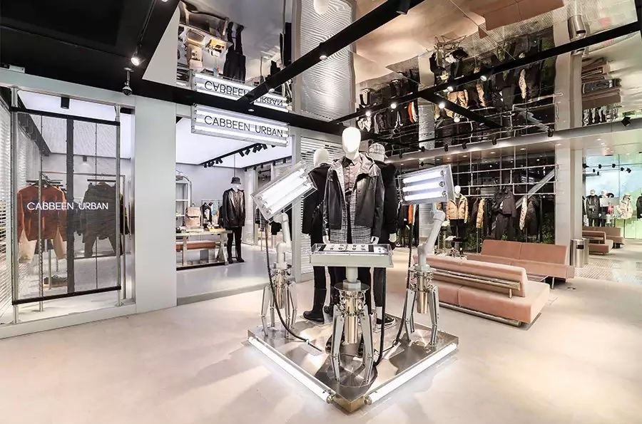 一楼展示的是cabbeen 和品牌年轻线2am,机械陈列台,机械照明装置遍布