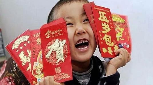 3岁宝宝去拜年,敲门时"霸气喊话",奶奶听到后直接掏出存折_压岁钱