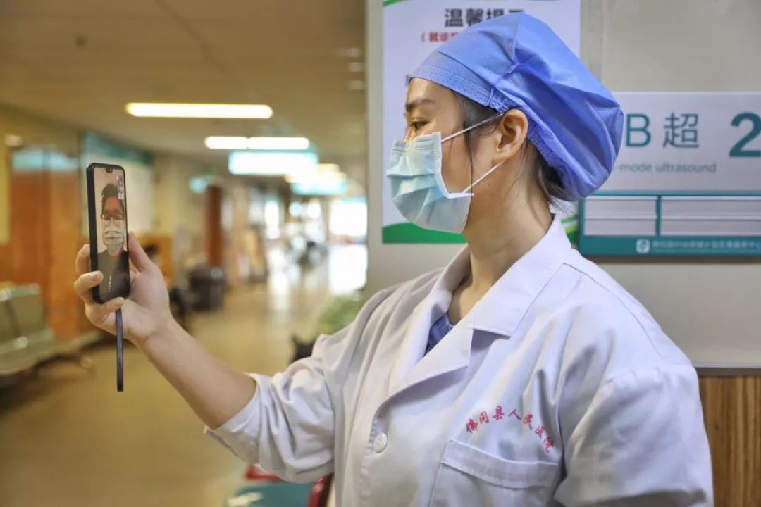 奋战在抗击防控疫情的第一线放弃了节日与家人的团聚使许多医务工作者