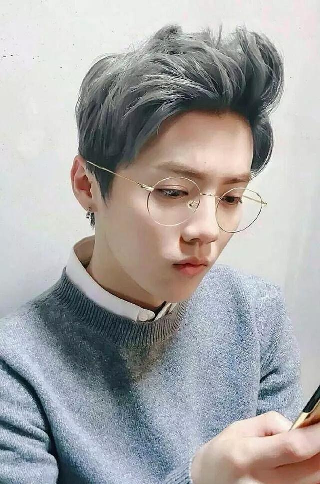 蔡徐坤小编以为男明星能戴起近视眼镜来认真工作的杨紫还是挺迷人的