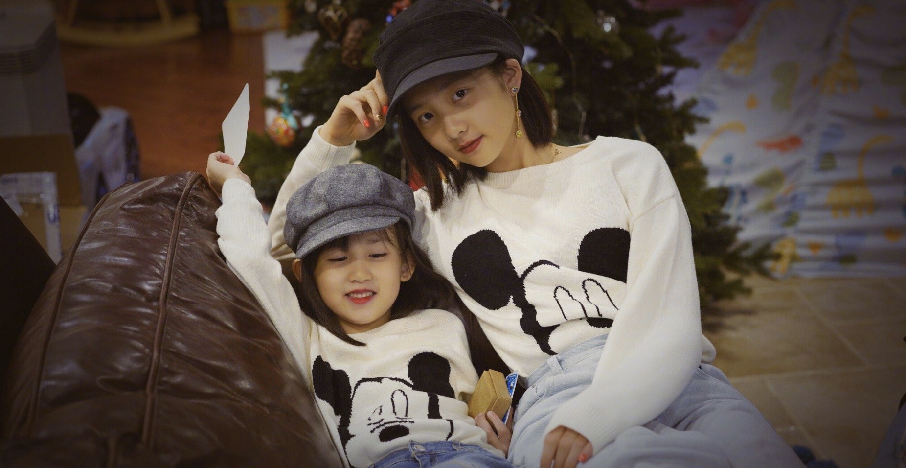 黄磊孙莉合体为女儿庆生14岁黄多多和孙莉越长越像基因强大