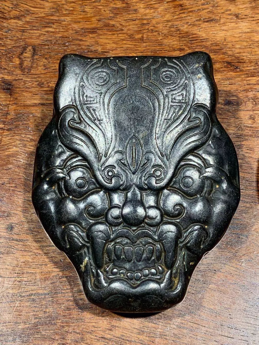 浮雕成容貌凶猛的古辟邪兽面像,构图精致细腻如古青铜器饕餮纹之兽面