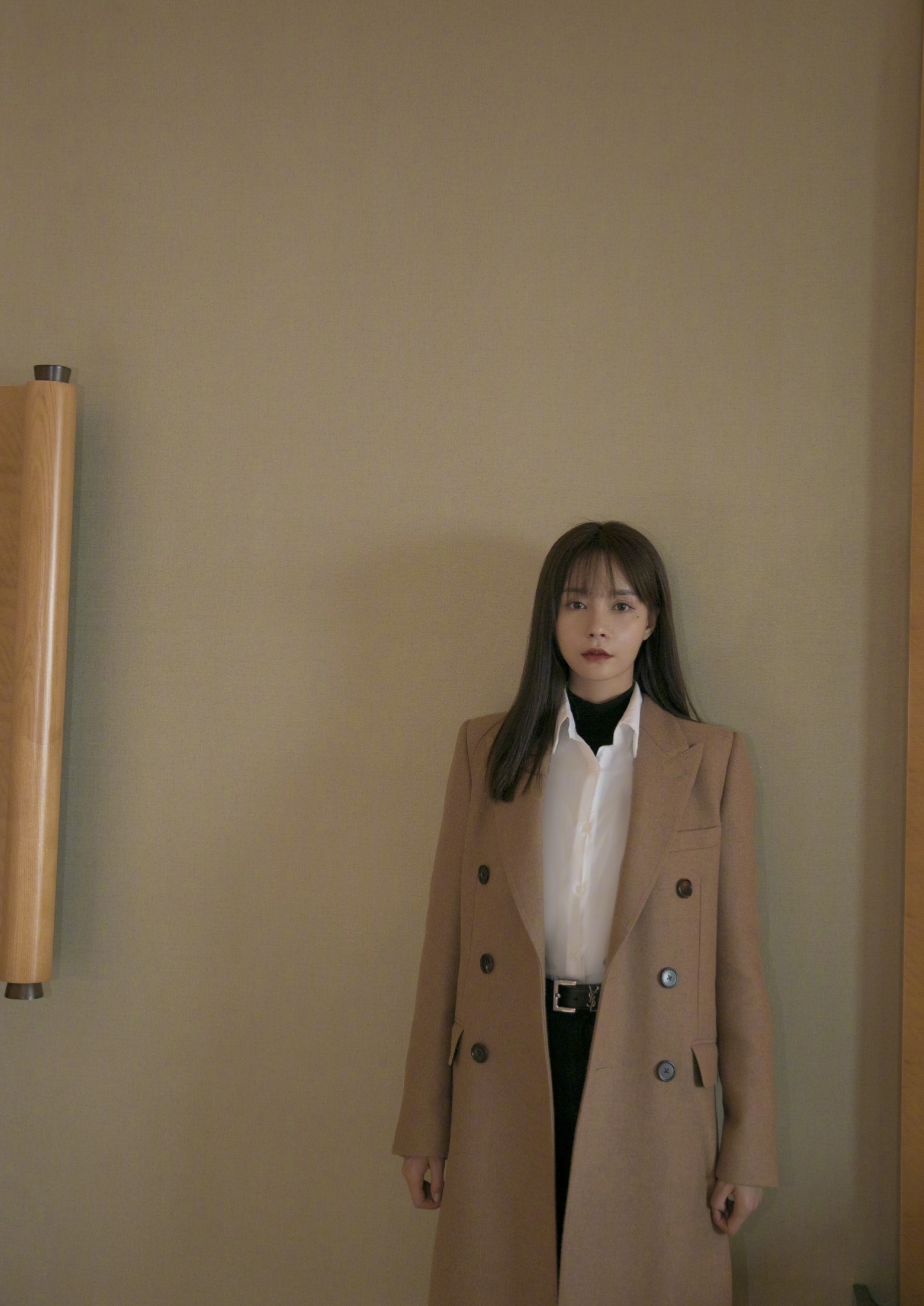 沈梦辰在家无聊晒自拍,妆容精致表情忧伤,撞脸angelababy引热议