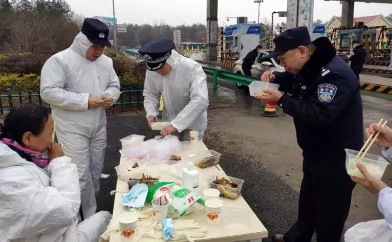 交班返回途中,在316國道邊上發現一五保戶老人凍的瑟瑟發抖,民警迅速