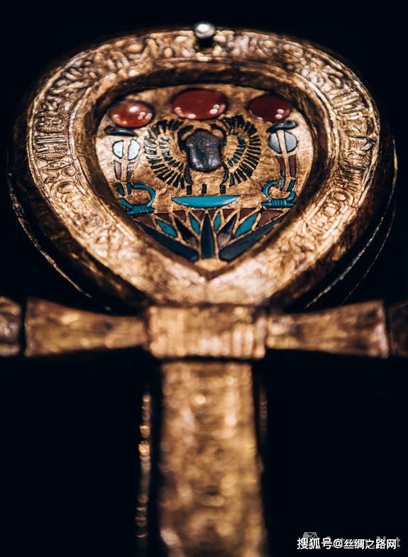 图片来源:萨奇画廊官网描绘图坦卡蒙战胜狮子的镀金盾牌蛇代表下埃及