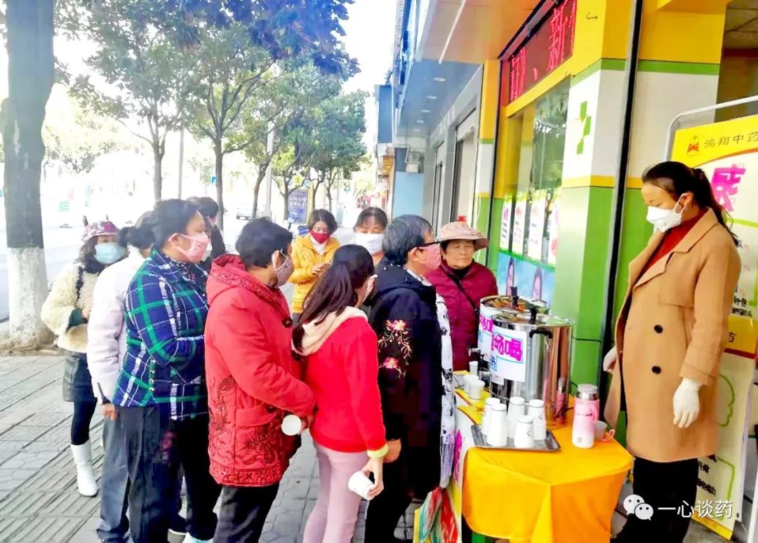 来到店内,段兆锦局长,刘贵华副局长首先对春节前就坚守在工作岗位的