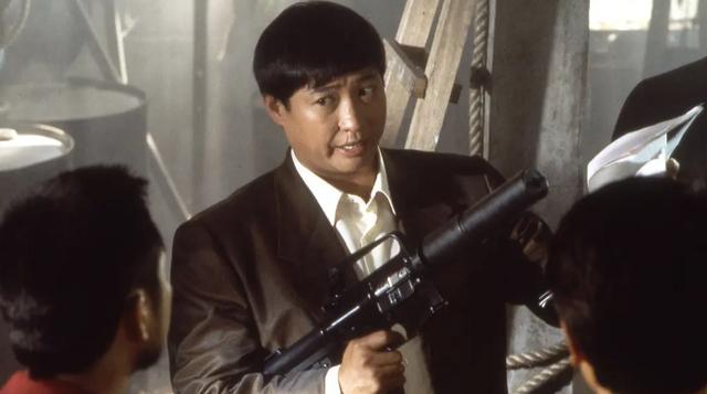 在这样的市场形势之下,元奎也选择了离开吴思远,投入师兄洪金宝的旗下