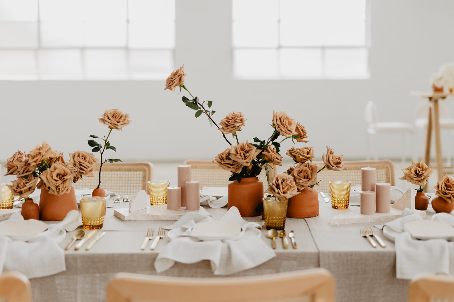 婚礼餐桌上最温暖的颜色用质朴陶器打造温馨氛围