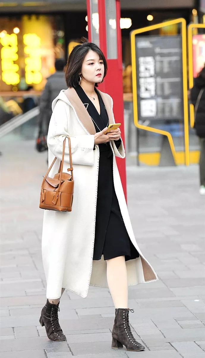 街拍20个穿白色大衣的美女个个漂亮