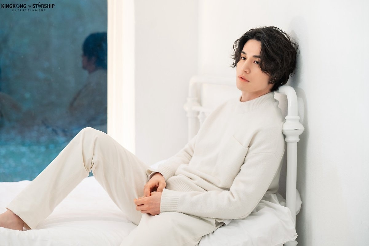 李栋旭最新冬日画报公开不老男神上演湿身诱惑组图