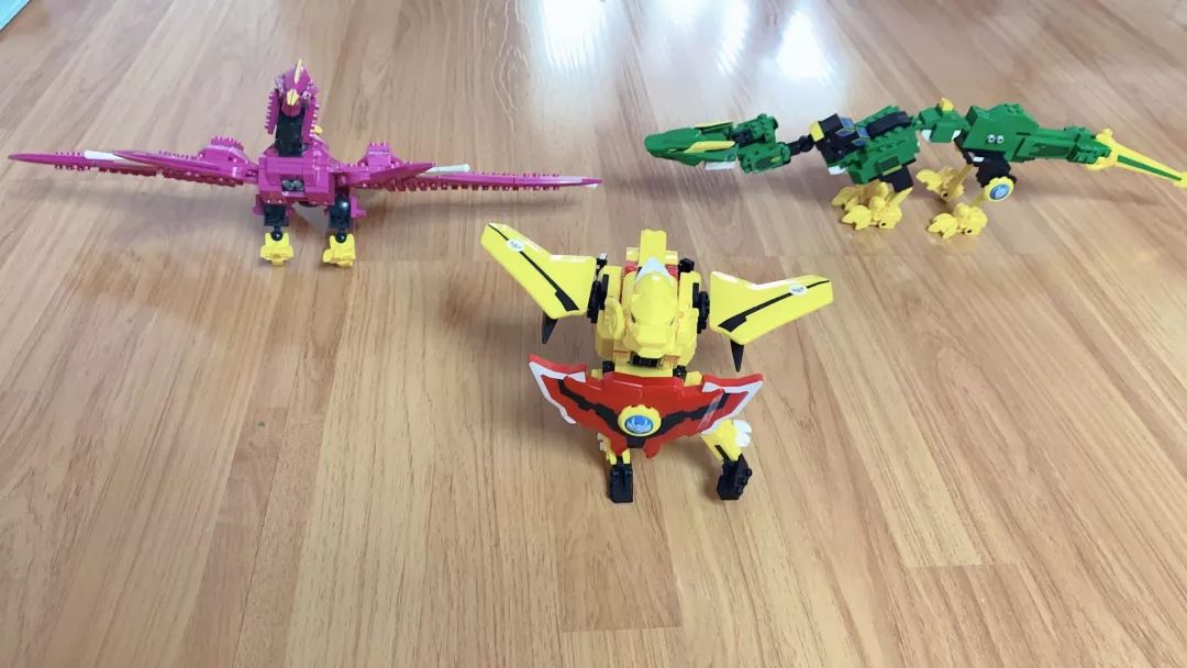 6,拼乐高:拼乐高,每次都是孩子他爸陪着拼,孩子们在旁边帮忙找零部件.