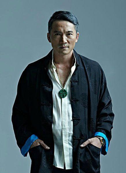 邹兆龙,又名倪星,5岁习武,12岁以替身演员的身份开始电影生涯,之后