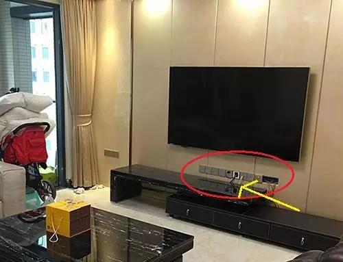 此外,电视柜两侧也记得装上插座,家里的饮水机,空气净化器和加湿器要
